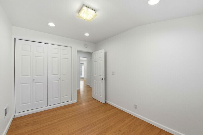 Building Photo - Move-In Ready Blossom Hill Gem – New Bathrooms and many upgrades!
