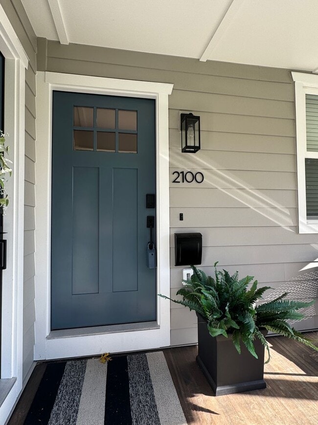 Building Photo - 2bd/1ba Seattle Home