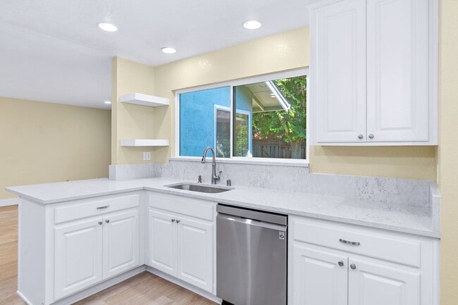 Building Photo - Browns Valley 3 bed 2 bath home
