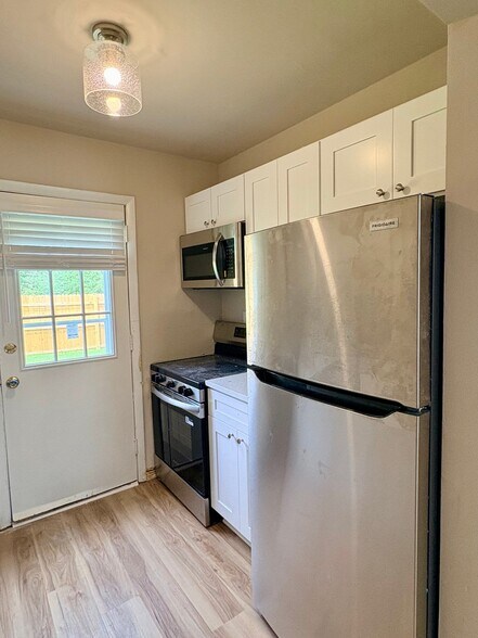 Building Photo - 200 Kilby Shores Dr