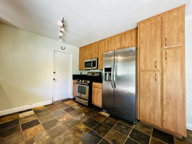 Building Photo - Spacious 2 bd, 2 ba with attached finished garage