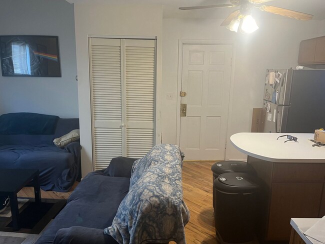Building Photo - One bed, duplex in Lakeview, Pet friendly!!