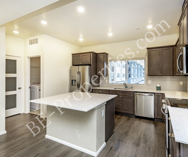 Building Photo - Beautiful 3 Bedroom 2.5 Bathroom Townhouse.