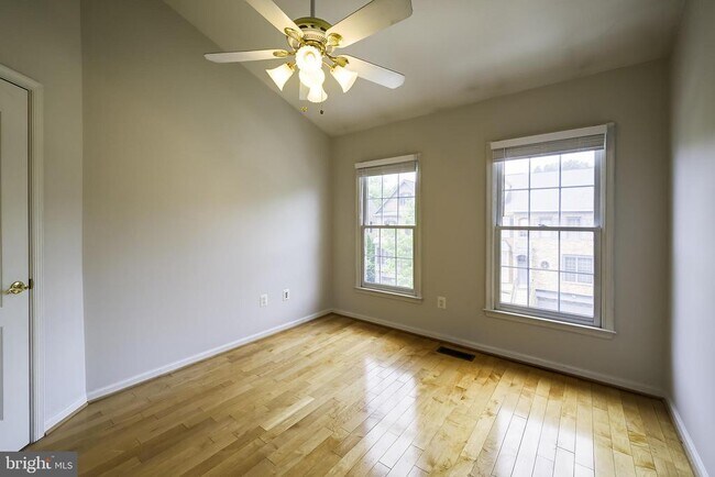 Building Photo - 1156 Regal Oak Dr