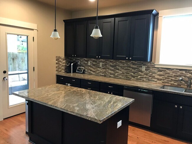 Building Photo - 4bed/3ba Old Portland style Home Nestled i...
