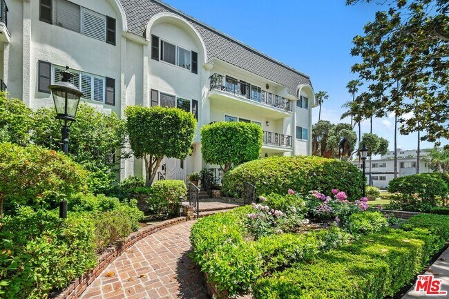 Building Photo - 404 San Vicente Blvd