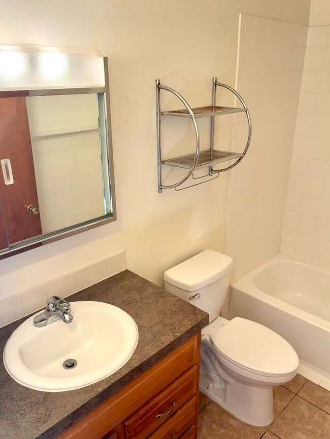 Building Photo - Great 2 bed 1 bath within 1 mile of CSU!