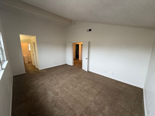 Building Photo - 4 Bedroom | 3 Bathroom | Home in Roseville