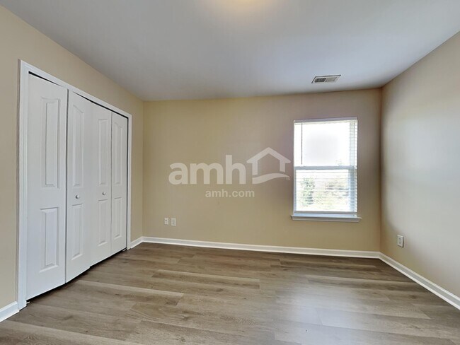 Building Photo - 533 Wrayhill Dr