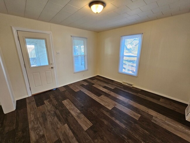 Building Photo - 3 bed, 1 bath, Mishawaka. Fenced Yard. Garage.