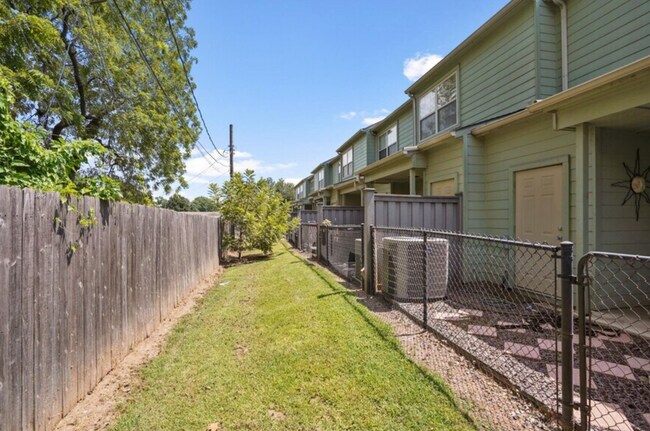 Building Photo - C Street Flats