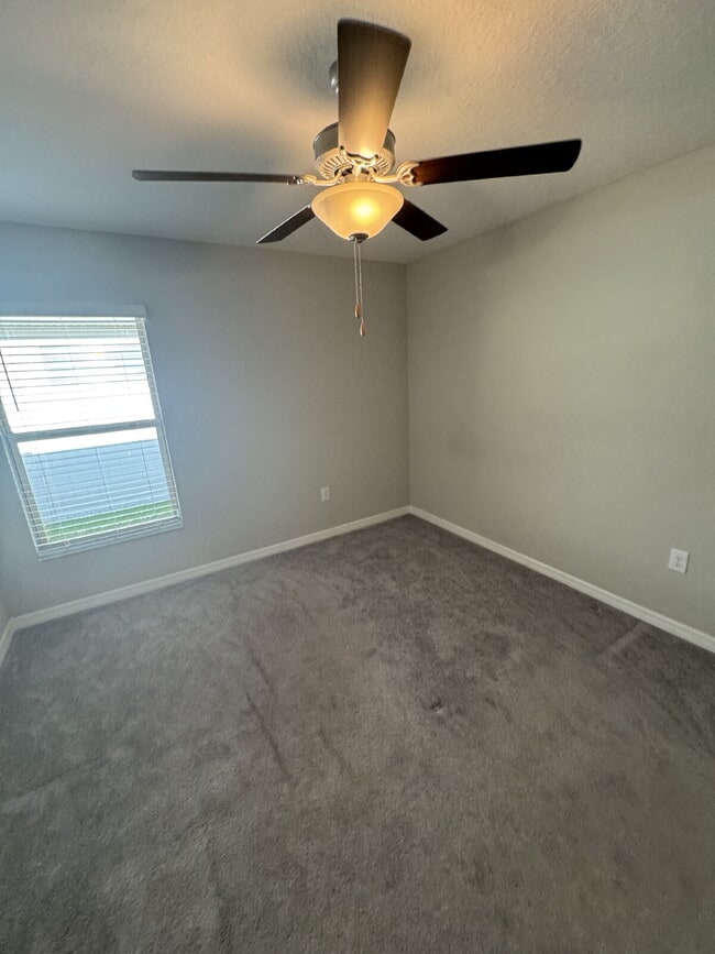 Building Photo - "Spacious 4-Bed Oasis with 2.5 Baths on Ra...