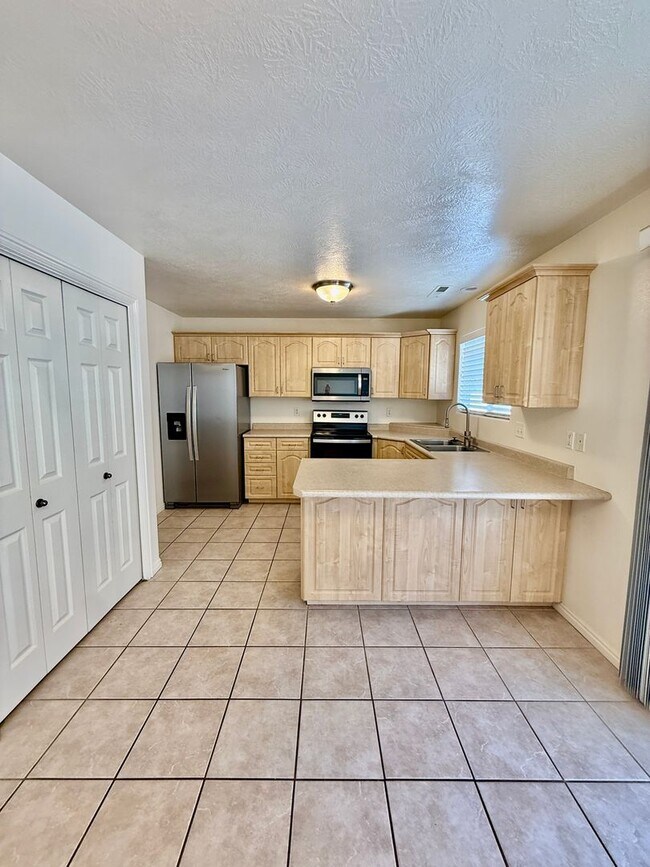 Building Photo - Pet-Friendly Three Bedroom Townhome in Woodbridge