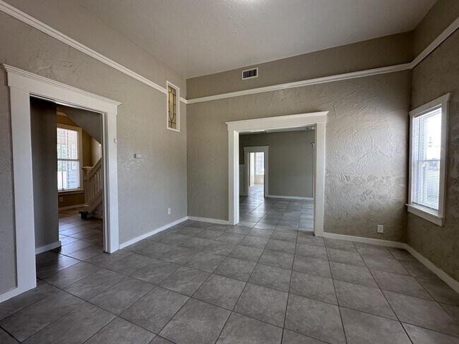 Building Photo - 1340 S Kirby St