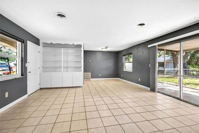 Building Photo - 2622 SW 35th Ave