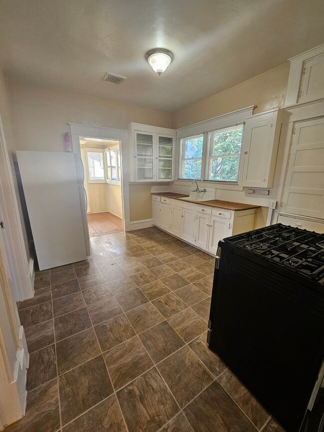 Building Photo - 1/2 OFF FIRST MONTH'S RENT! Charming 2 Bedroom with Bonus/Laundry Room