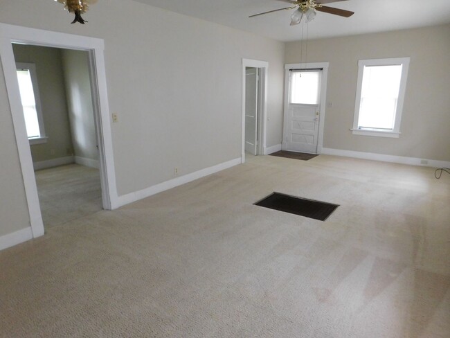 Building Photo - Cozy 2 Bed 1 Bath Home