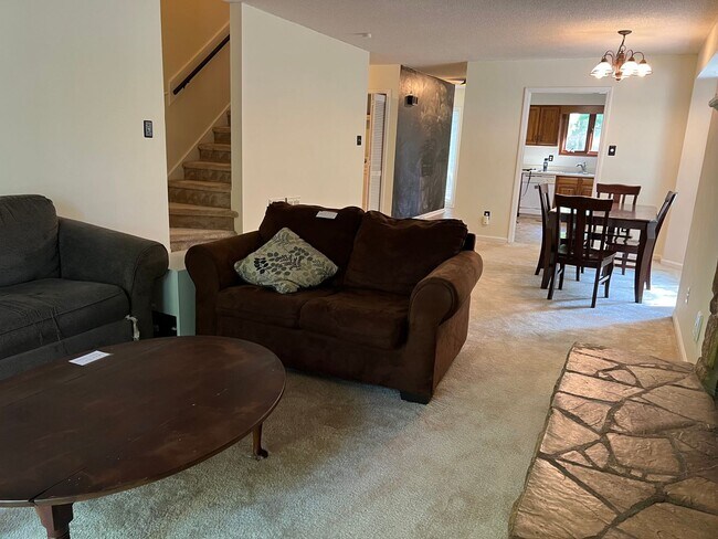 Building Photo - 4 Bed | 2 Bath Townhouse near NCSU - Stude...
