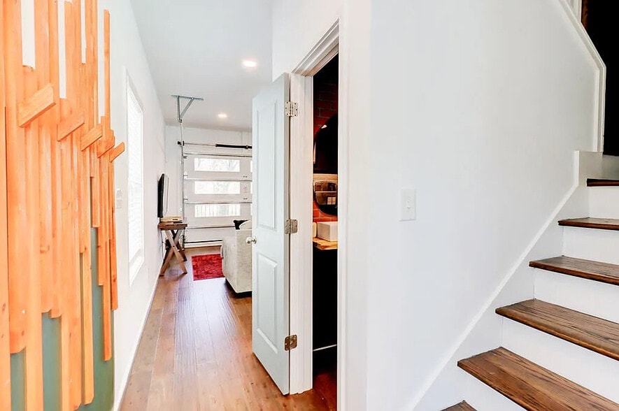 Building Photo - Room in House on Bowen Ave SE