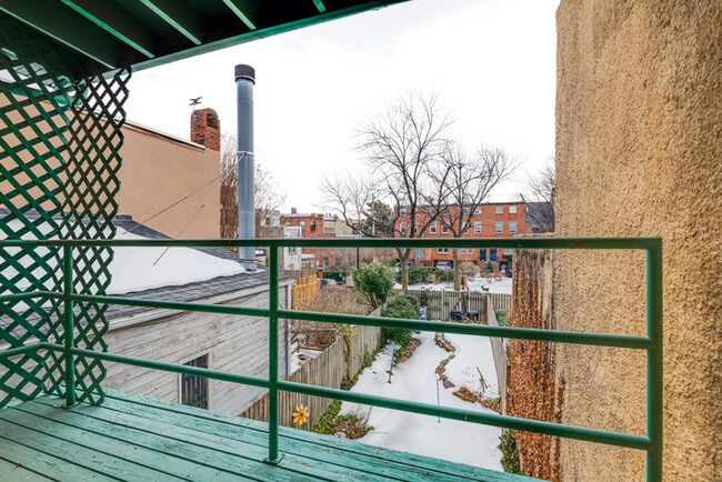 Building Photo - 3 Bedroom with Fenced in rear yard