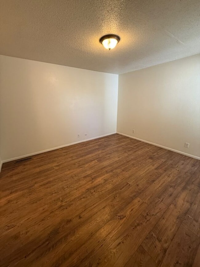Building Photo - Beautiful 2 bedroom 2.5 bathroom with two ...