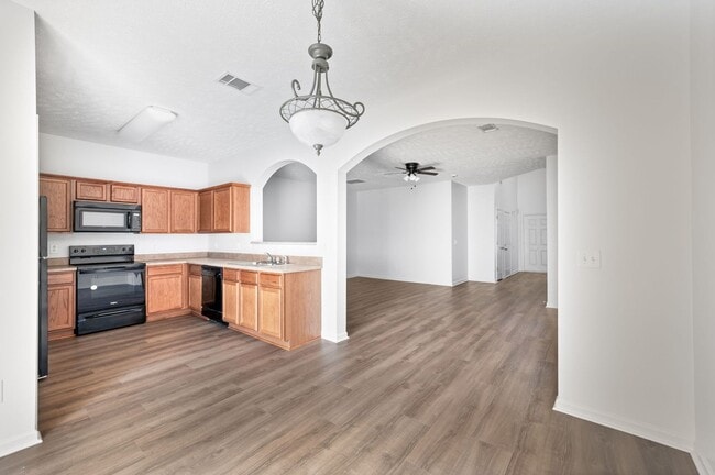 Building Photo - Stunning 3BR/2.5BA Updated Townhome in Pri...