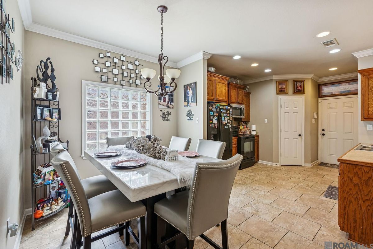 Building Photo - 40300 Creek Bend Dr