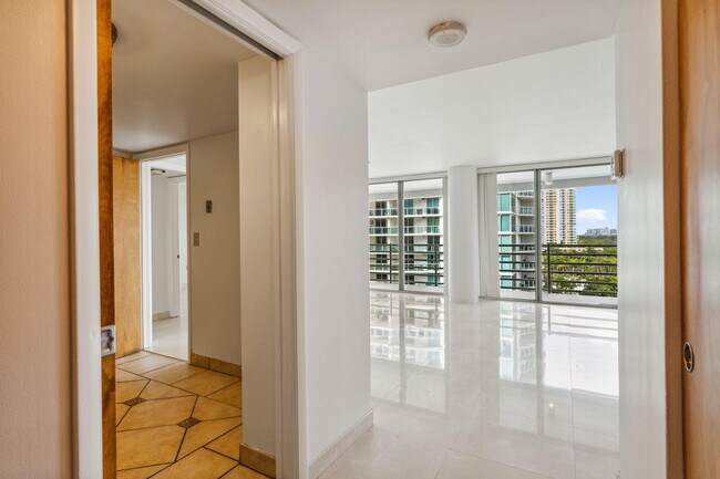 Building Photo - 2025 Brickell Ave