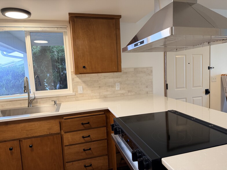 Building Photo - 1045 3rd Ave