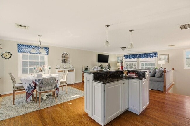 Building Photo - 5 Leland Point Dr