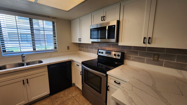 Building Photo - 2 Bedroom 2 Bath in Prime Tempe Location!