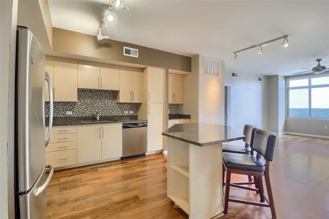 Building Photo - 54 Rainey St