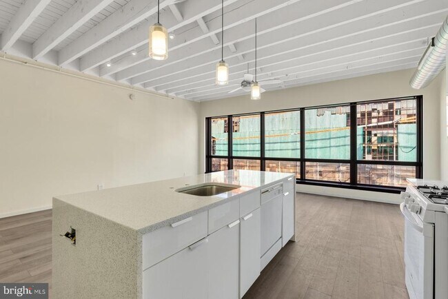 Building Photo - 2520 E Hagert St