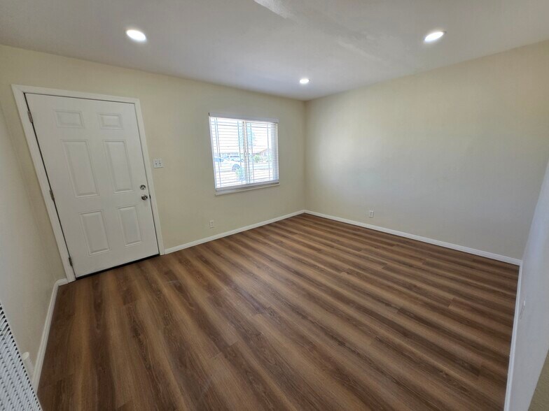 Building Photo - 16340 Villa Dr