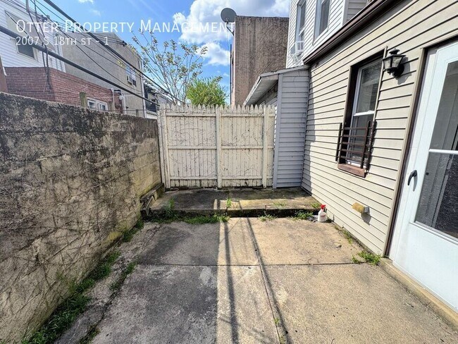 Building Photo - 2007 S 18th St