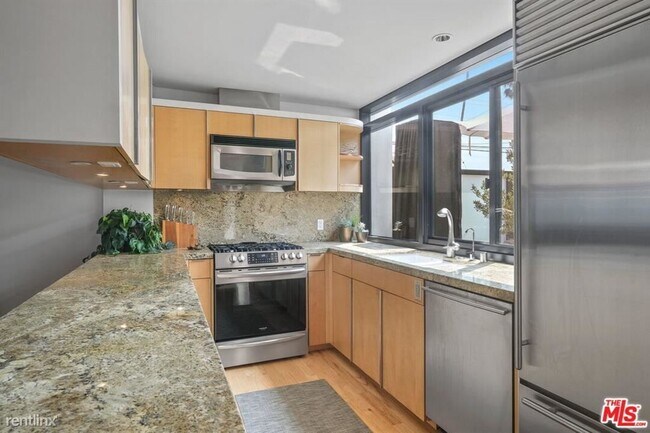 Building Photo - 2726 Montana Ave