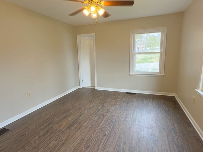 Building Photo - Three bed, 1.5 bath single family home ren...