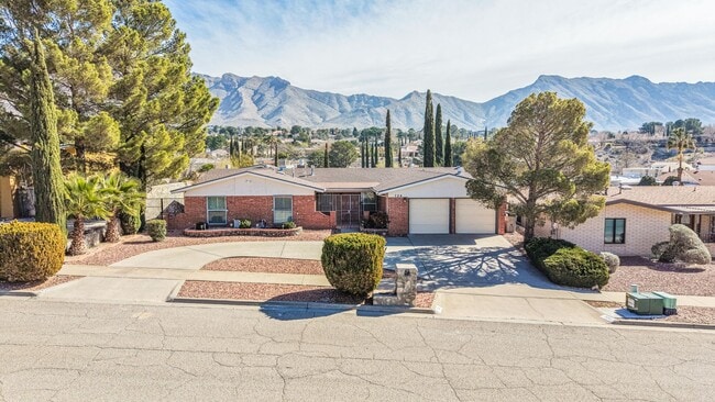 Building Photo - Beautiful House with 4 bed - 2 baths - office & covered big Jacuzzi