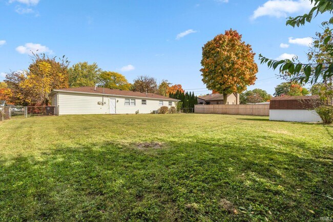 Building Photo - 2221 Graham Dr