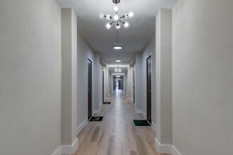 Building Photo - Updated Two Bed Two Bath Apt in Dogtown!