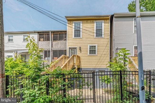 Building Photo - 2433 3rd St NE
