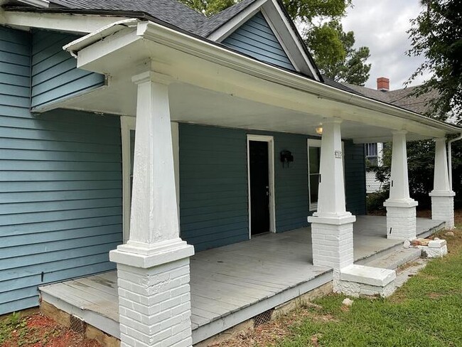 Building Photo - 715 Hawkins Ave