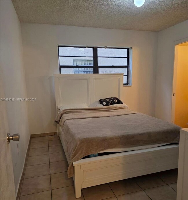 Building Photo - 2560 W 60th St