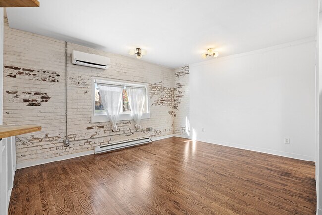 Building Photo - 116 Turner St