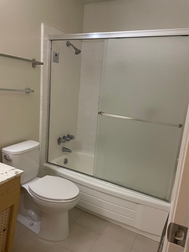Bathroom - 280 Lee St