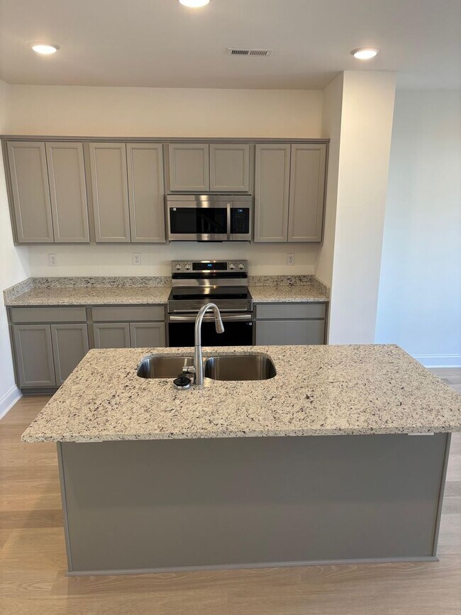 Building Photo - Knoxville 37920 - 3 bedroom 2.5 bath - cal...