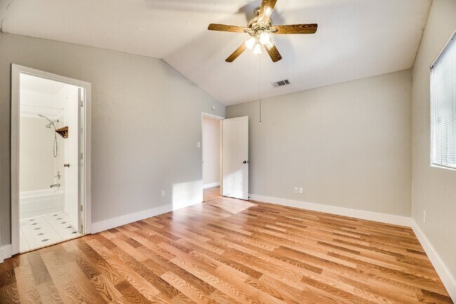 Building Photo - Charming 3-Bedroom Home with 2 Baths in Prime Fort Worth Location