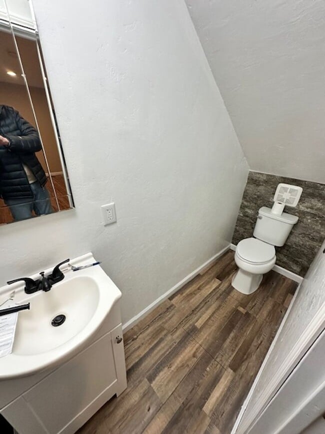 Building Photo - Nicely updated duplex 2Bd unit available soon!! Call me today to inquire!