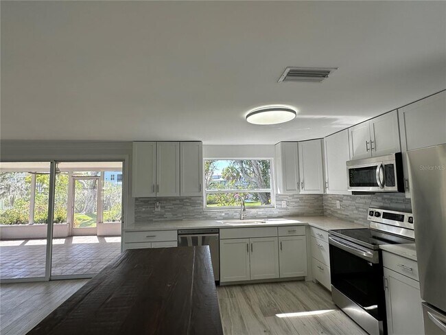 Building Photo - 812 Bayview Dr