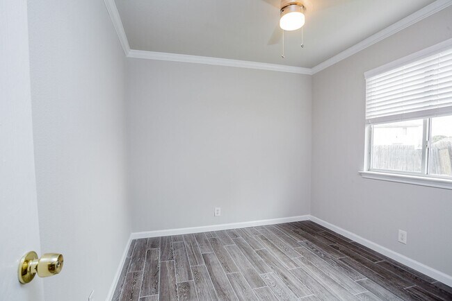 Building Photo - Charming 3/BR 2/BA One-Story Home with Gar...